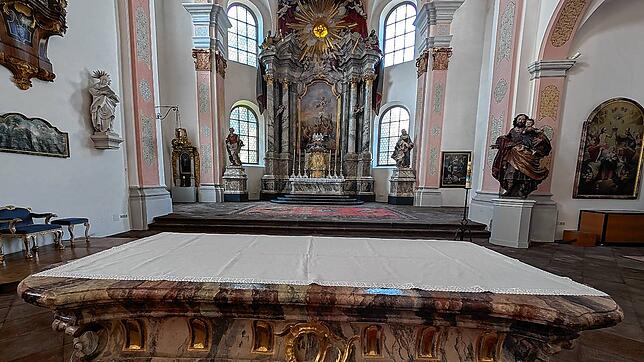 Vor dem Tisch des Herrn auf dem Hauptaltar machten die Räuber im Benediktiner nicht etwa Halt. Hier wurde eine als Schmuck platzierte ...