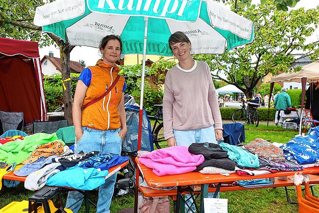 Bild 1: Frühschoppen und Flohmarkt locken die Besucher – so endet das Dingelsdorfer Herbstfest 2024