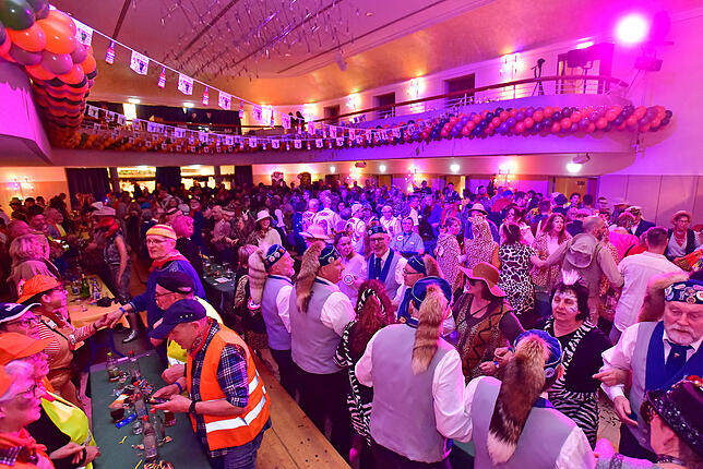 Mit über 450 Zuschauern besetzt ist die Hüfinger Festhalle beim Zunftball am Samstagabend.
