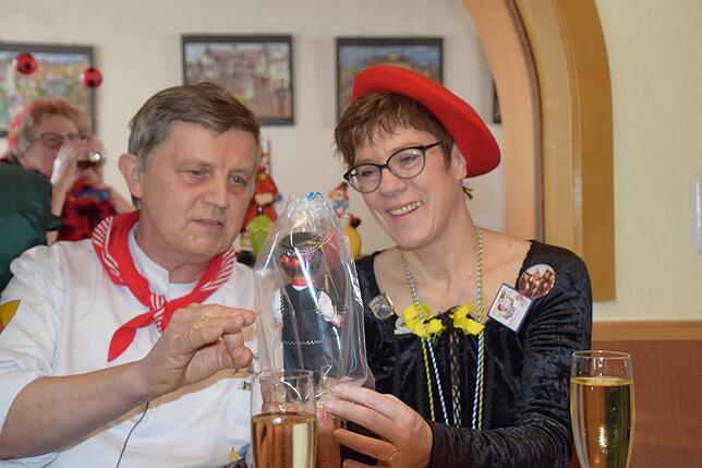 Bild 34: Bilder von AKK bei der Brauchtumsvorführung und gemeinsam mit Bürgern, die Geschenke hatten