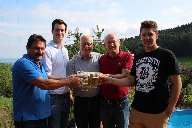 Ein Hoch auf den Chilbi-Bock: In Gaiss stoßen Bock-Hotelier Joachim Auer, Junggesellen-Zunftmeister Werner Späth, Bock-Gewinner Klaus ...
