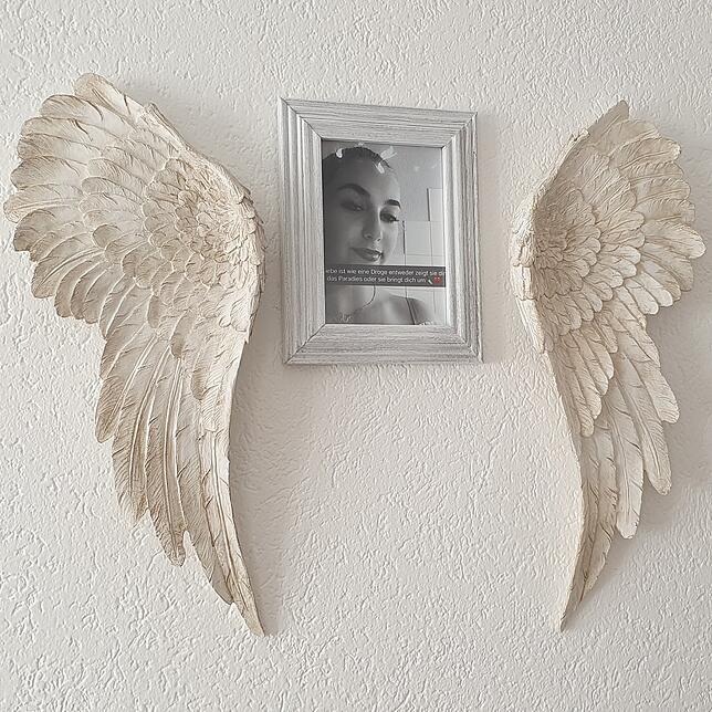 Im Wohnzimmer hängen viele Bilder von Patti: Als Ina Gandor die Engelsflügel im Laden sah, dachte sie sofort an ihre Tochter und hat sie ...