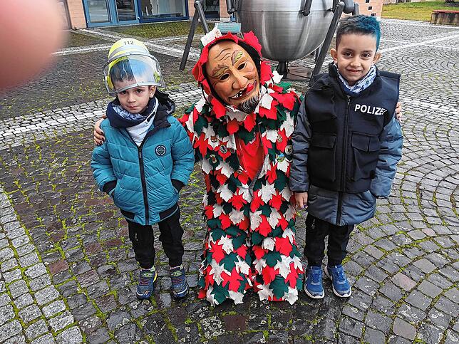 Und schon wurde ein Narr von der Polizei (rechts) verhaftet. Bild: Stefan Kurczynski