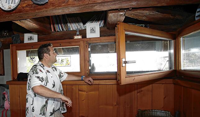 „Die Fenster im Dachgeschoss sind zu klein und entsprechen nicht der Norm“, sagt Achim Schien. Das heißt: Von hier aus gibt es keinen ...