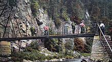 Einstmals mondänes Wandeln in der Wutachschlucht: Der „Steg Nr. 4“ der Bachheimer Steg, im Jahr seiner Errichtung 1904. Bild: Repro ...