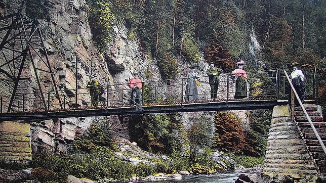 Einstmals mondänes Wandeln in der Wutachschlucht: Der „Steg Nr. 4“ der Bachheimer Steg, im Jahr seiner Errichtung 1904. Bild: Repro ...