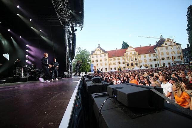 5000 Besucher haben zwischen Prälatur und Münster Platz gefunden. Smudo lässt es sich am Sonntagabend nicht nehmen, zumindest die erste ...