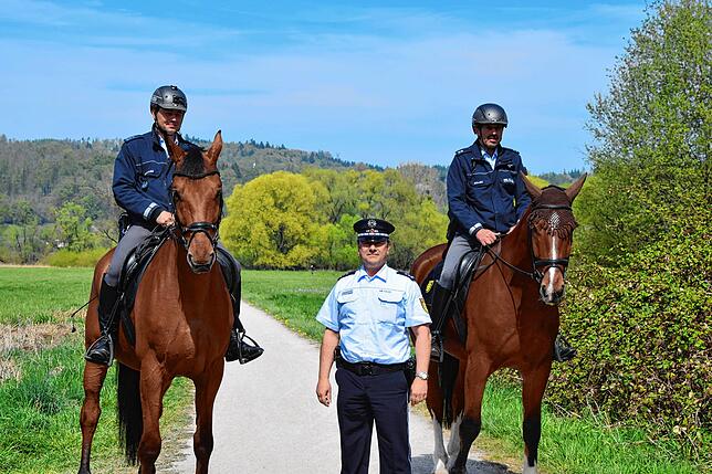 Am Weg zum Naturschutzgebiet stehen hier (von links) Polizeihauptmeister Christian Schwabe auf Chipsi, der Stockacher Revierleiter ...