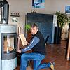 Kaminexperte Frank Schreiber aus Löffingen zeigt, wie man beim Anheizen die Holzscheite legen sollte.