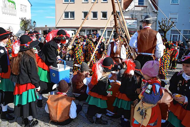 Bild 29: Bilder vom Kindernarrenbaum-Setzen auf dem Gustav-Hammer-Platz in Stockach