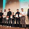 Die Sportler des VfK Eiche freuen sich mit OB Simon Gröger (rechts) über die Ehrenplaketten in Bronze. Mit sieben Bronze-, sechs Silber- ...