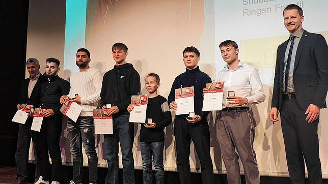 Die Sportler des VfK Eiche freuen sich mit OB Simon Gröger (rechts) über die Ehrenplaketten in Bronze. Mit sieben Bronze-, sechs Silber- ...