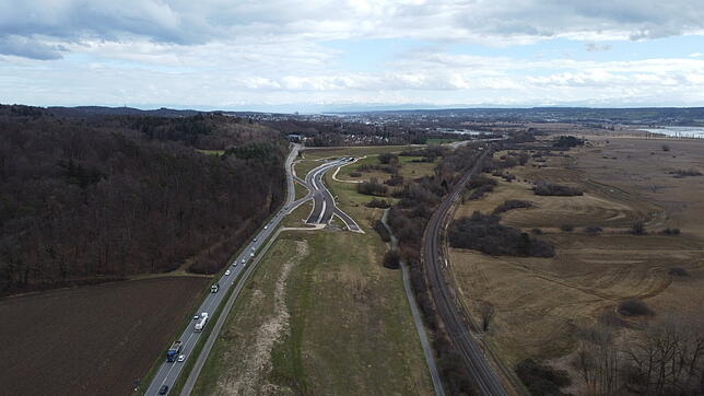 Ins Nirgendwo: Am Tunnel Waldsiedlung endet die B33, der Verkehr wird auf die alte Straße umgeleitet. Wann hier weitergebaut wird, kann ...