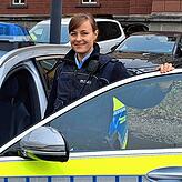 Heike Gaiser an ihrem Streifenwagen in Konstanz. Sie und ihre Kollegen sind immer mindestens zu zweit unterwegs, um sich gegenseitig zu ...
