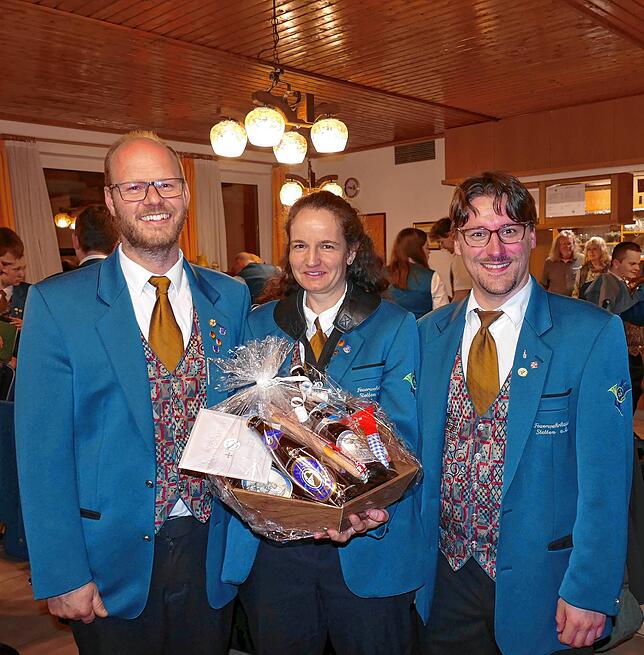 Mit einem Geschenkkorb würdigen Vorsitzender Fabian Merz (links) und sein Stellvertreter Eric Löffler das langjährige Engagement der ...