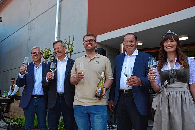 Bürgermeister Robert Scherer, Geschäftsführer Martin Frank, Vorstandsvorsitzender Georg Dreher und Bodensee-Weinprinzessin Lena Frank ...