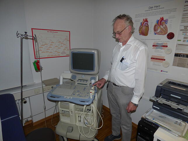 Moderne medizinische Technik macht fachärztliche Untersuchungen in Todtnau möglich: Dr. Thomas Honeck zeigt das Gerät für die ...