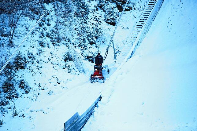 Die Schneilanzen im Auslauf der Hochfirstschanze haben nach den kalten Nächten den ersten Schnee ausgeworfen. Jürgen Benitz fräst den ...
