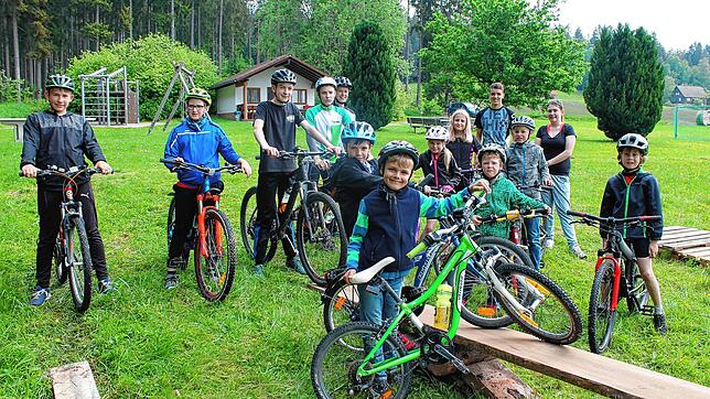 Technik-Training mit Simon Wider und Michelle Ketterer am Bikepark. Kinder und Jugendliche durfen in den ersten Jahren beim ...