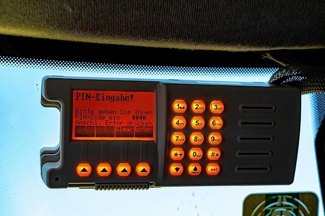 Eingabe des persönlichen Pin-Codes vor dem Start im Fahrzeuginneren.