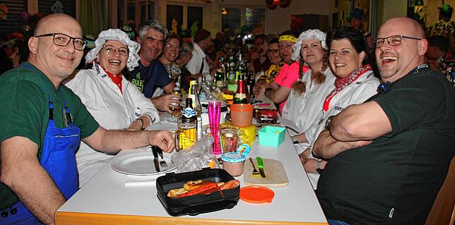 Viel Spaß bei der Walder Rucksackfasnet hatten (von links) Andreas und Hida Gassner, Michael und Manuela Straub, Jürgen und Rike Straub ...