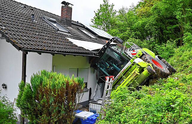 Die Landmaschine hatte sich richtig im Haus verkeilt.