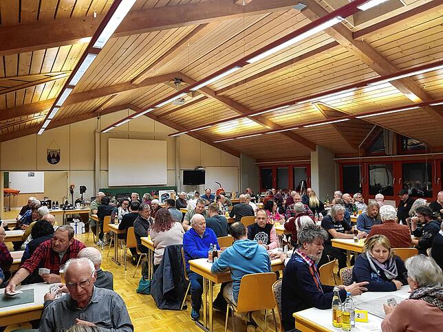 Konzentrierte Spielrunden waren beim Dreikönigspreisjass der Feuerwehr Lauchringen angesagt.