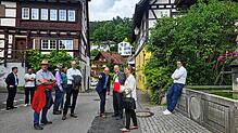 Während des Rundgangs durch die Gemeinde erläutern Bürgermeister Oliver Gortat (Vierter von rechts) und Sabrina Girrbach, ...