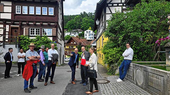 Während des Rundgangs durch die Gemeinde erläutern Bürgermeister Oliver Gortat (Vierter von rechts) und Sabrina Girrbach, ...