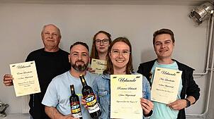 Die Geehrten (von links): Ernst Landwehr (35 Jahre Diamant-Ehrenmitglied), Filippo Di Cristina (zehn Jahre), Jennifer Eckert (fünf ...
