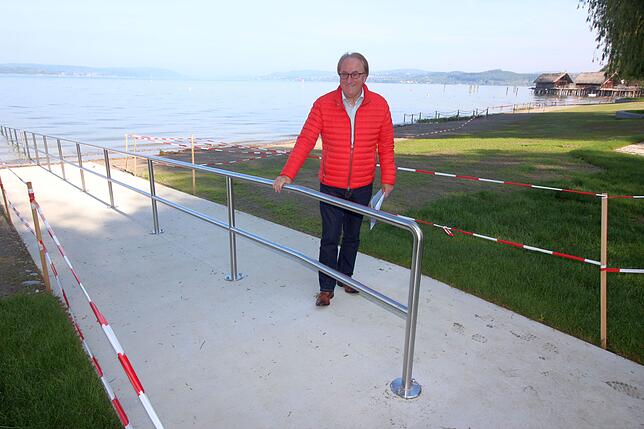 Neu geschaffen wurde in der Mitte des Naturstrandes ein barrierearmer Badezugang mit mittigem Handlauf; die bisherigen zwei Badezugänge ...