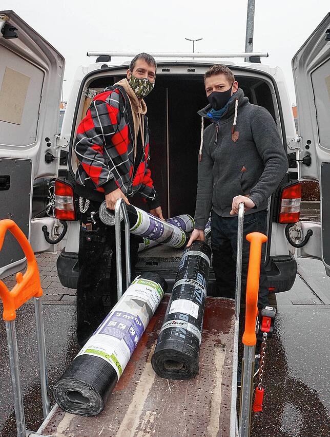 Diese Beiden aus der Schweiz haben sich beim Waldshut-Tiengener Obi mit etlichen Rollen Bitumen-Planen für ihren Betrieb in Glattfelden ...