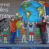 Das Bild an der Fassade der ehemaligen Paketposthalle wurde zum 25-jährigen Bestehen der Terre des hommes-Gruppe Radolfzell von der ...