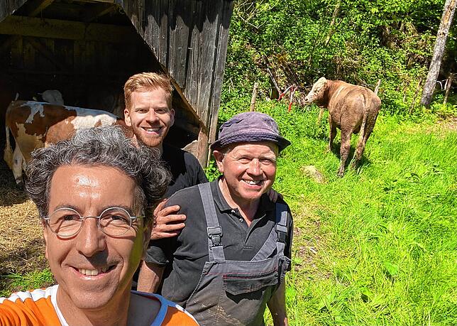 Jetzt sind die Hägili auf der Weide. Werner und Konstantin Ziller (zweiter und dritter von links) haben ihre vier Jungbullen auf die ...