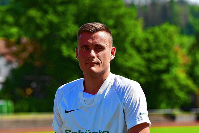 Manuel Pinke (25) lebt in Hasel und spielte beim SV Hasel bis zu den E-Junioren. Als D-Junior wechselte er zum FC Wehr und spielte ...