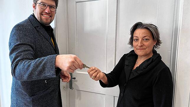 Der scheidende Museumsleiter Johannes Waldschütz bei der Schlüsselübergabe an Kulturamtsleiterin Corinna Bruggaier.