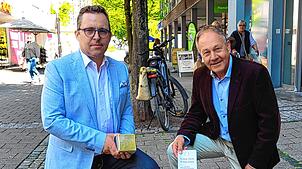 Axel Huber mit dem Stolperstein für Tana Gutmann (links) und Landtagsabgeordneter Hans-Peter Storz (SPD) stellen das Programm anlässlich ...