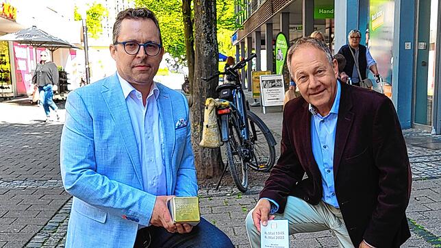 Axel Huber mit dem Stolperstein für Tana Gutmann (links) und Landtagsabgeordneter Hans-Peter Storz (SPD) stellen das Programm anlässlich ...