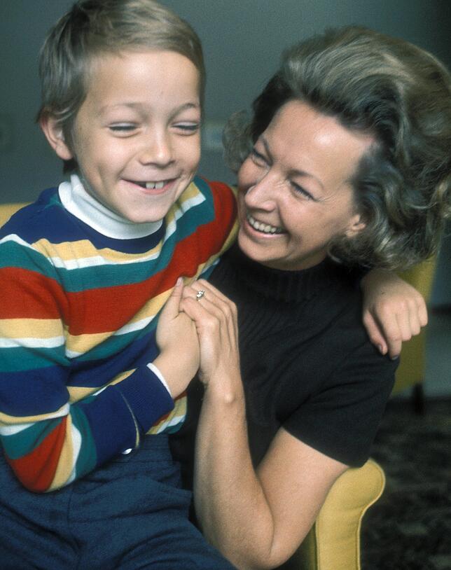 Rut Brandt, damals 49 Jahre alt, mit ihrem jüngsten Sohn Matthias (8). Ihre Ehe wurde 1980 geschieden. Rut Brandt starb 2006 mit 86 Jahren.