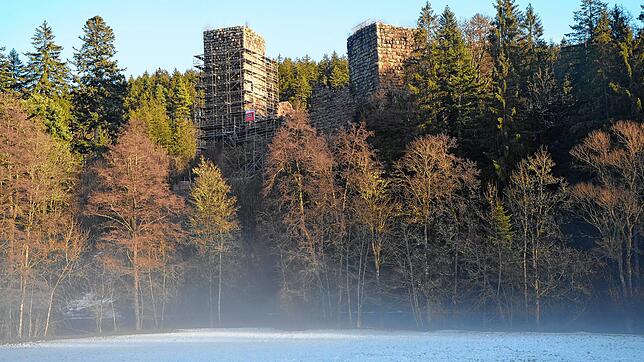 Die Burgen Steinegg und Roggenbach &ndash; einst sollen die benachbarten Burgen von zwei Brüdern bewohnt gewesen sein, deren Kinder sich ...