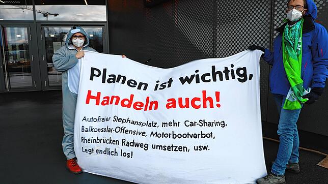 Vor der jüngsten Sitzung des Konstanzer Gemeinderats haben Annika Christen und Klaus Vollmann von der Konstanzer Ortsgruppe von Fridays ...