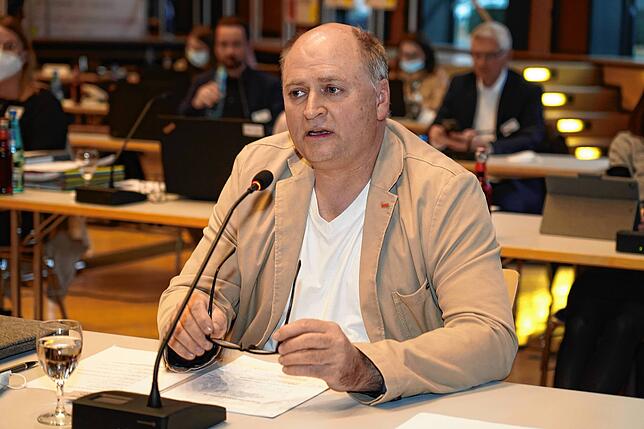 Stefan Assfalg am Mikrofon.