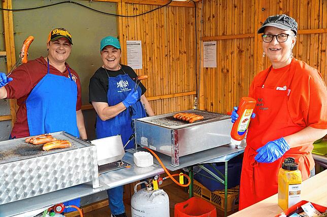 Für den Narrenverein verkaufen sie bei bester Stimmung Würste: Barbara Mick, Susanne Schäfer, Stefanie Restle.
