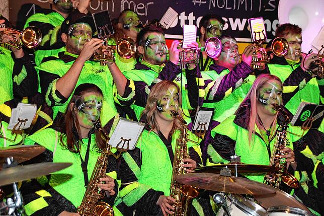 Die vermutlich größte Guggenmusik war „Let‘s Fetz“ aus Wald mit über 50 Guggenmusikern. Sie sind seit Jahren beim ...