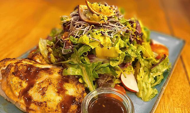 Der große gemischte Salat im Ko&lsquo;Ono mit Huli Huli Chicken für 17,50 Euro.