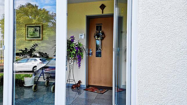 In einer Wohnanlage für Senioren soll der Angeklagte im September 2023 seine Lebensgefährtin erschossen haben.