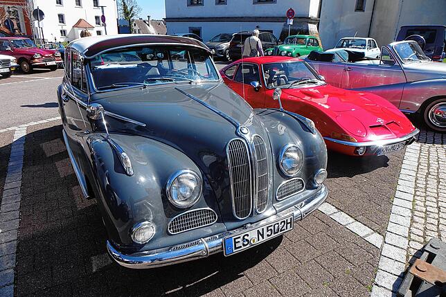 Nicht wenige der zahlreich erschienenen Oldtimerfreude waren in ihren historischen Fahrzeugen zum Empfang gekommen. | Bild: Heinrich Sturm
