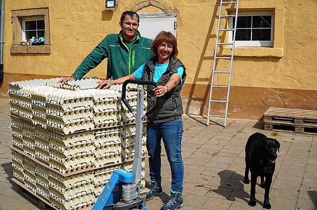 (Archivbild 2022) Albrecht und Rita Finsler mit Hofhündin Nora auf dem Haslacherhof bei Tengen. Das Ehepaar betreibt den Bauernhof in ...