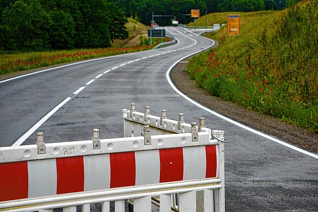 Die Straßenmarkierung ist fertig, die Schilder stehen schon auf der B&nbsp;31-neu.