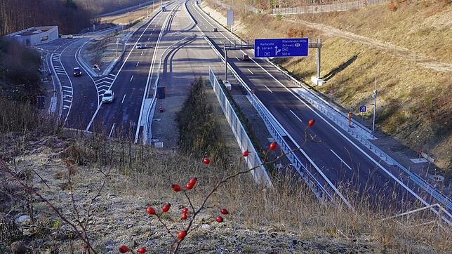 Blick vom Herrschaftsbuck in Richtung Westen zum Autobahndreieck Hochrhein (Archivbild). Ein 19-jähriger BMW-Fahrer scheiterte hier bei ...